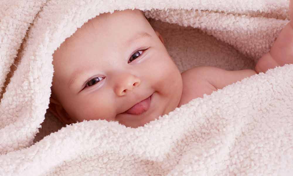چرا نوزادان را سمت چپ در آغوش می گیرند