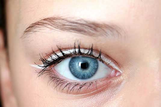 چگونه از مداد چشم سفید استفاده کنیم؟ چگونه از مداد چشم سفید استفاده کنیم؟