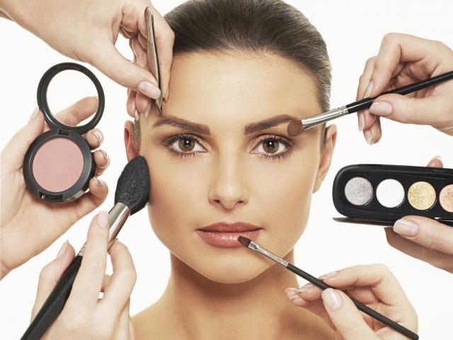 پوشاندن آکنه به وسیله مواد آرایشی