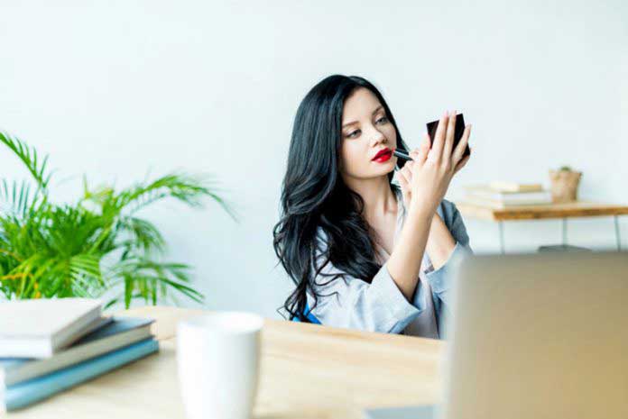 چگونه رژ لب قرمز بزنیم؟