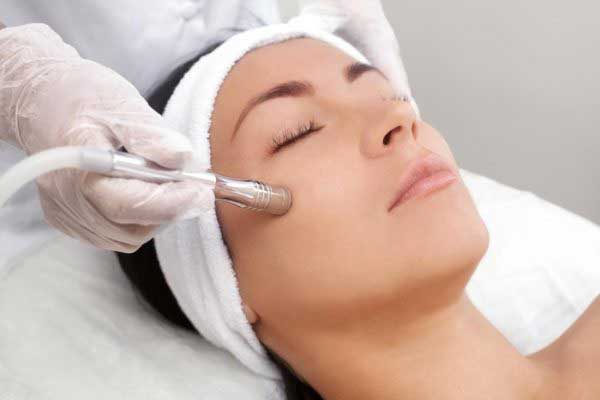  نحوه انجام و فواید میکرودرم ابریژن در خانه