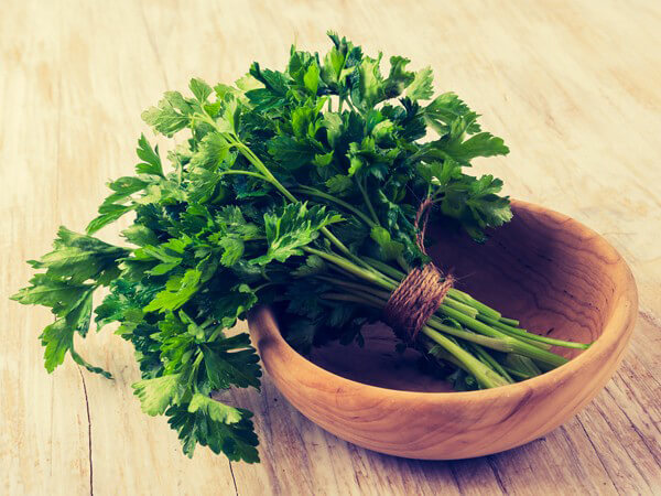 فواید شگفت انگیز جعفری برای پوست و مو